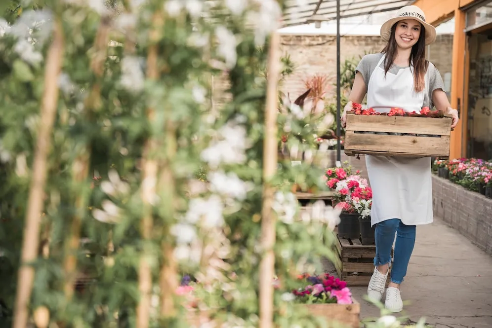 Florist arbeitet mit Blumen im Freien von Rainer`s Gartenparadies